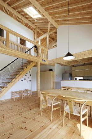 子育て世代の住空間～吹抜けでつながる心地良い住まい